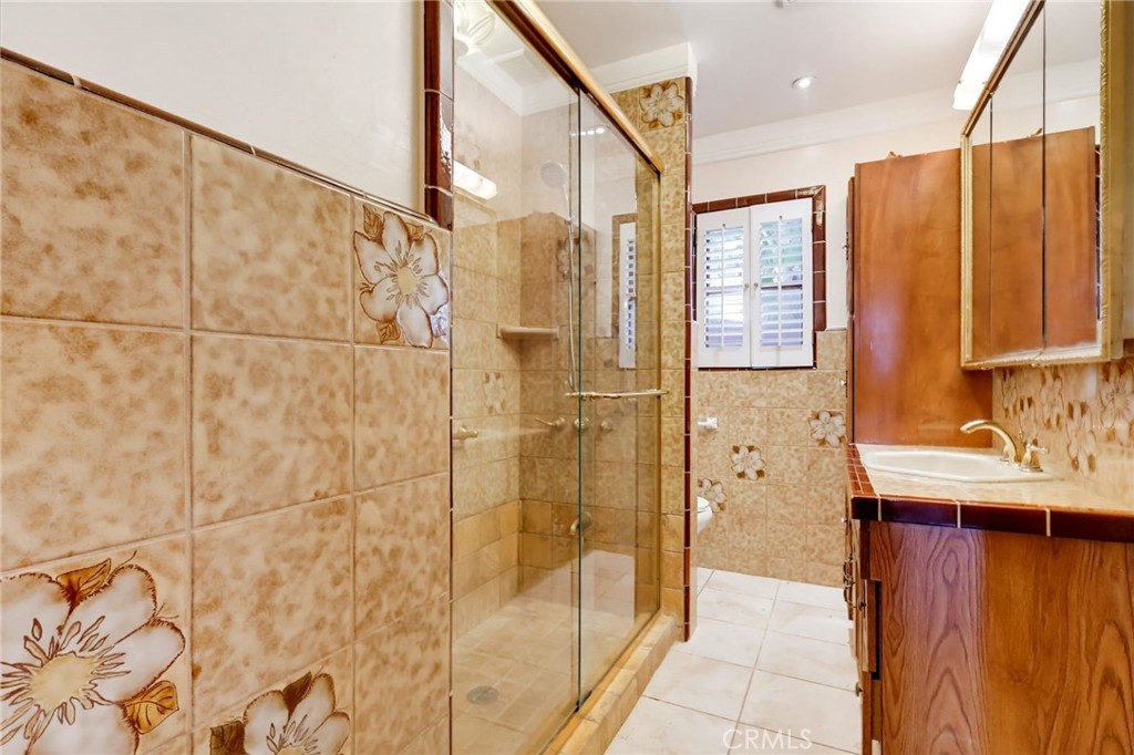 1223 W Elberon