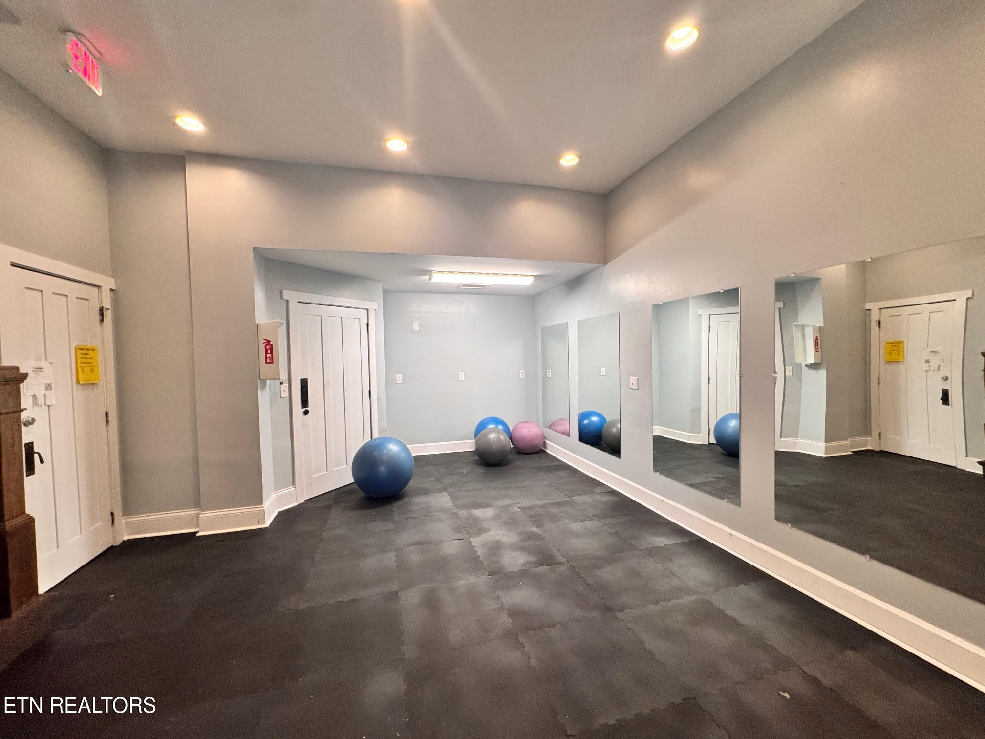 1105 Tree Top Way, 1711