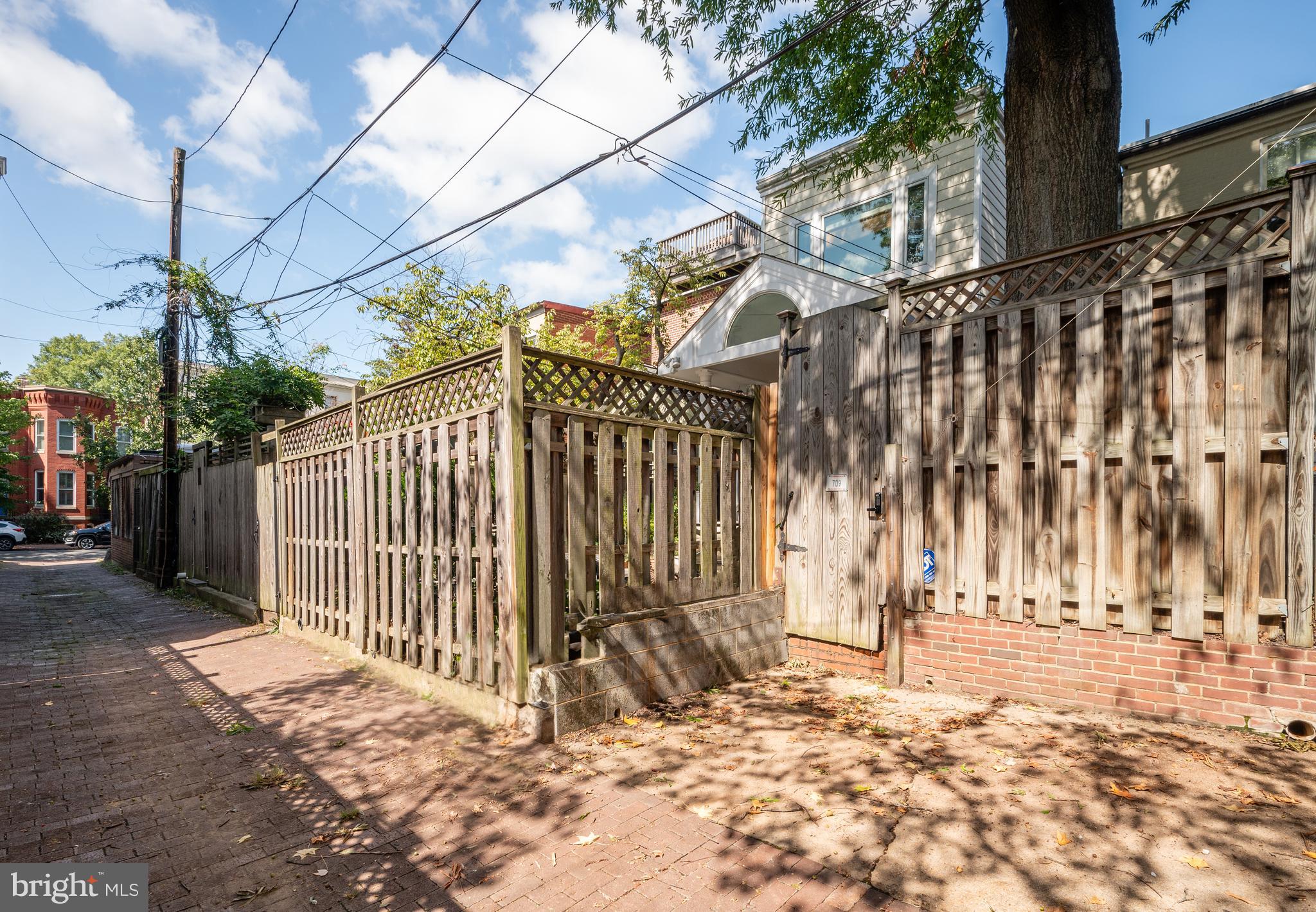 707 E CAPITOL STREET SE