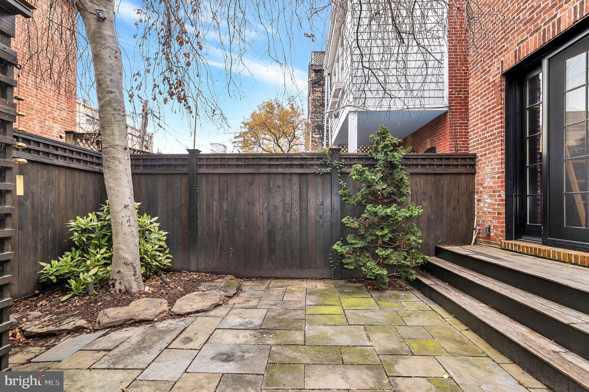 1102 E CAPITOL STREET NE