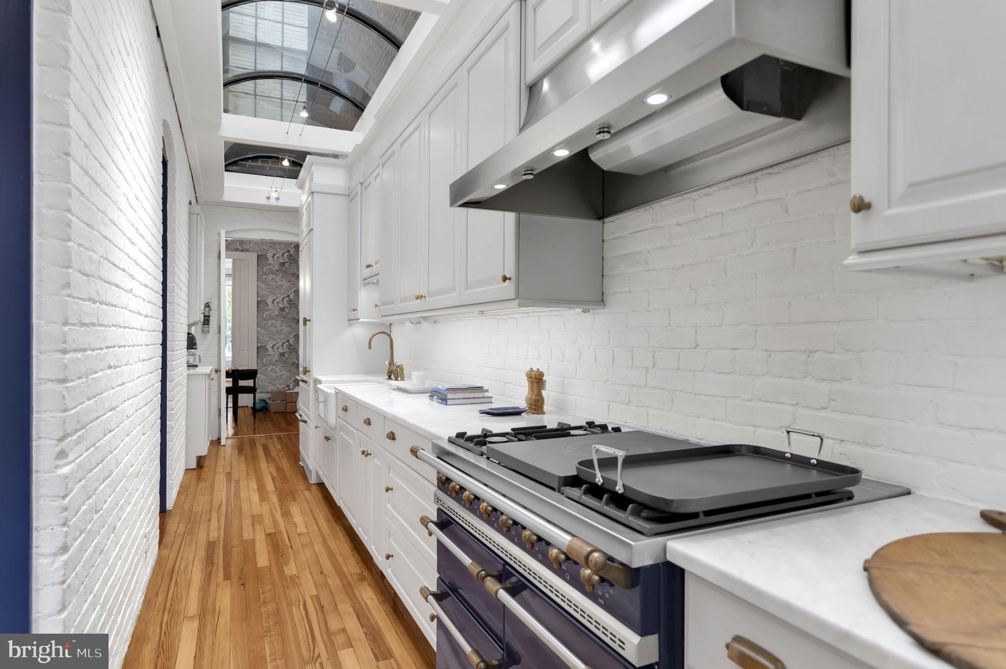 1102 E CAPITOL STREET NE