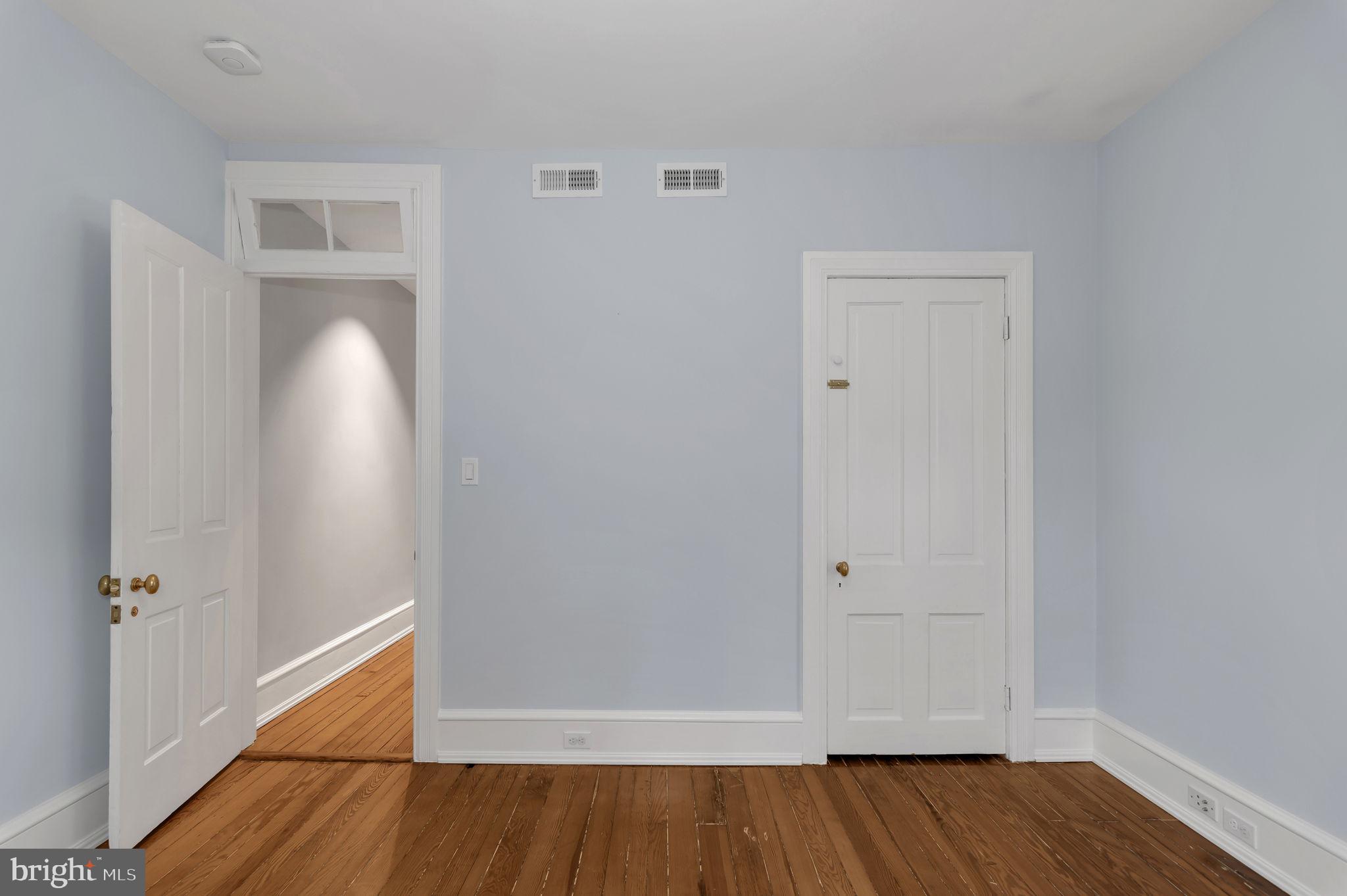 1102 E CAPITOL STREET NE