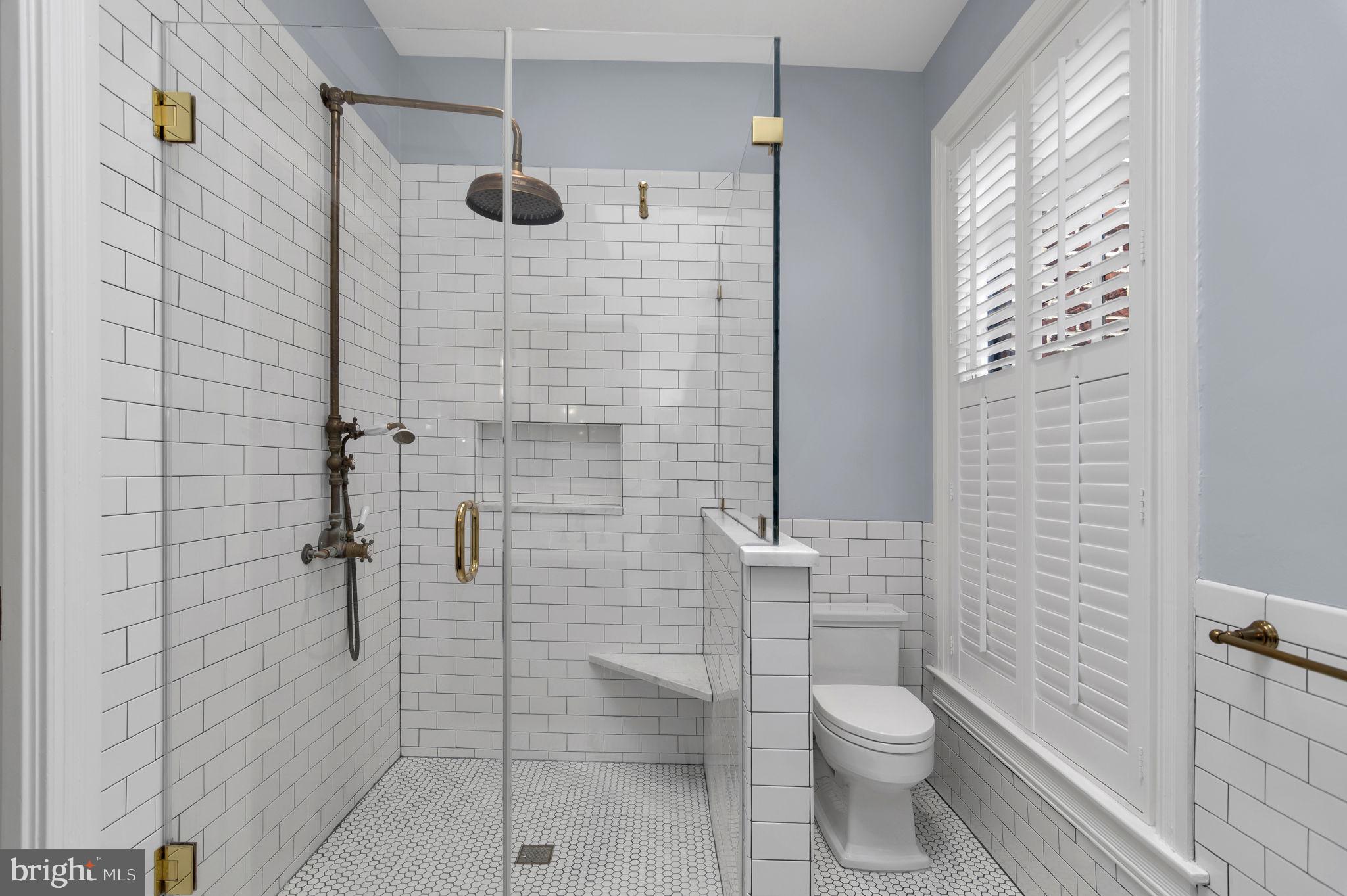 1102 E CAPITOL STREET NE