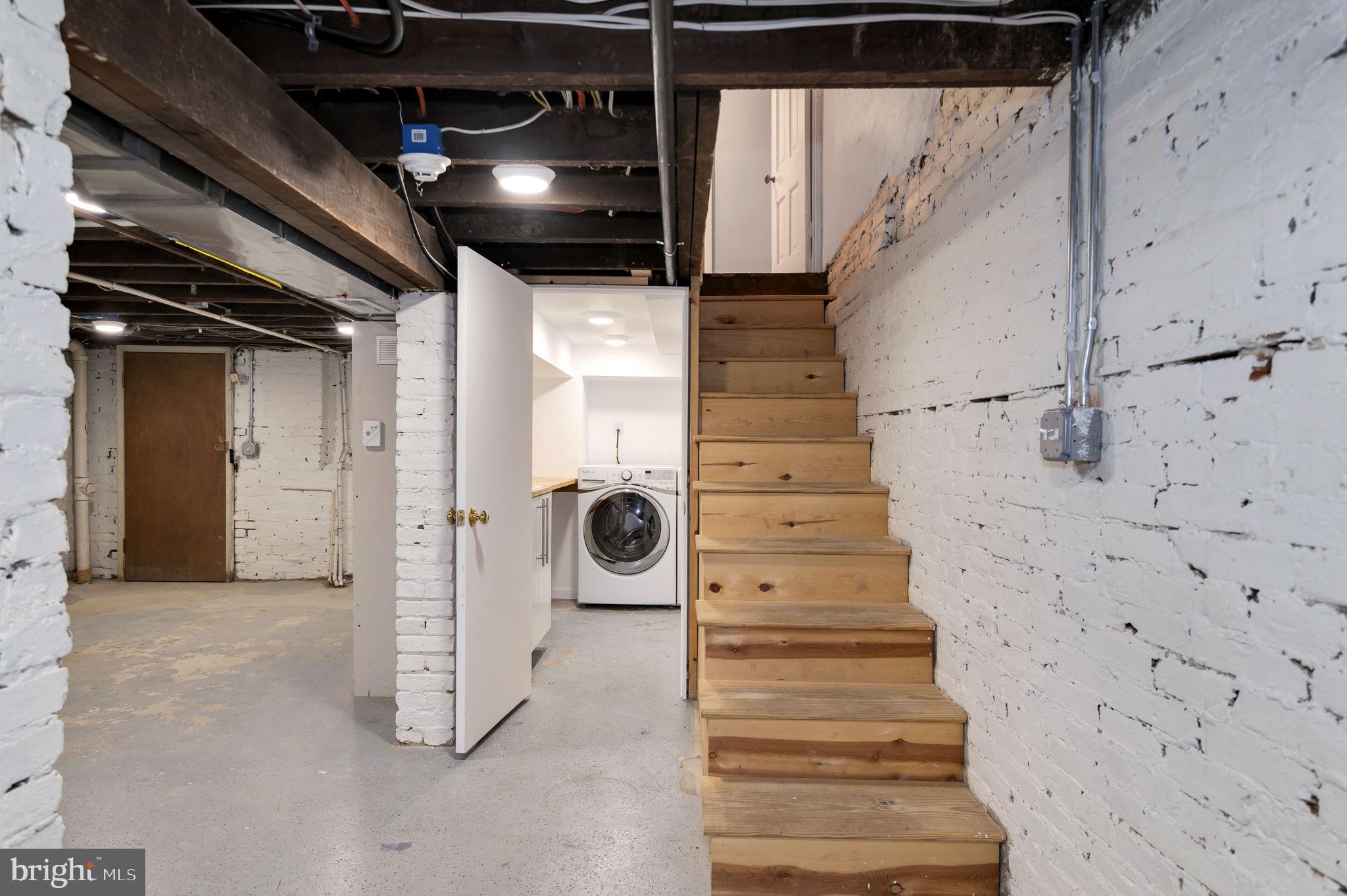 1102 E CAPITOL STREET NE