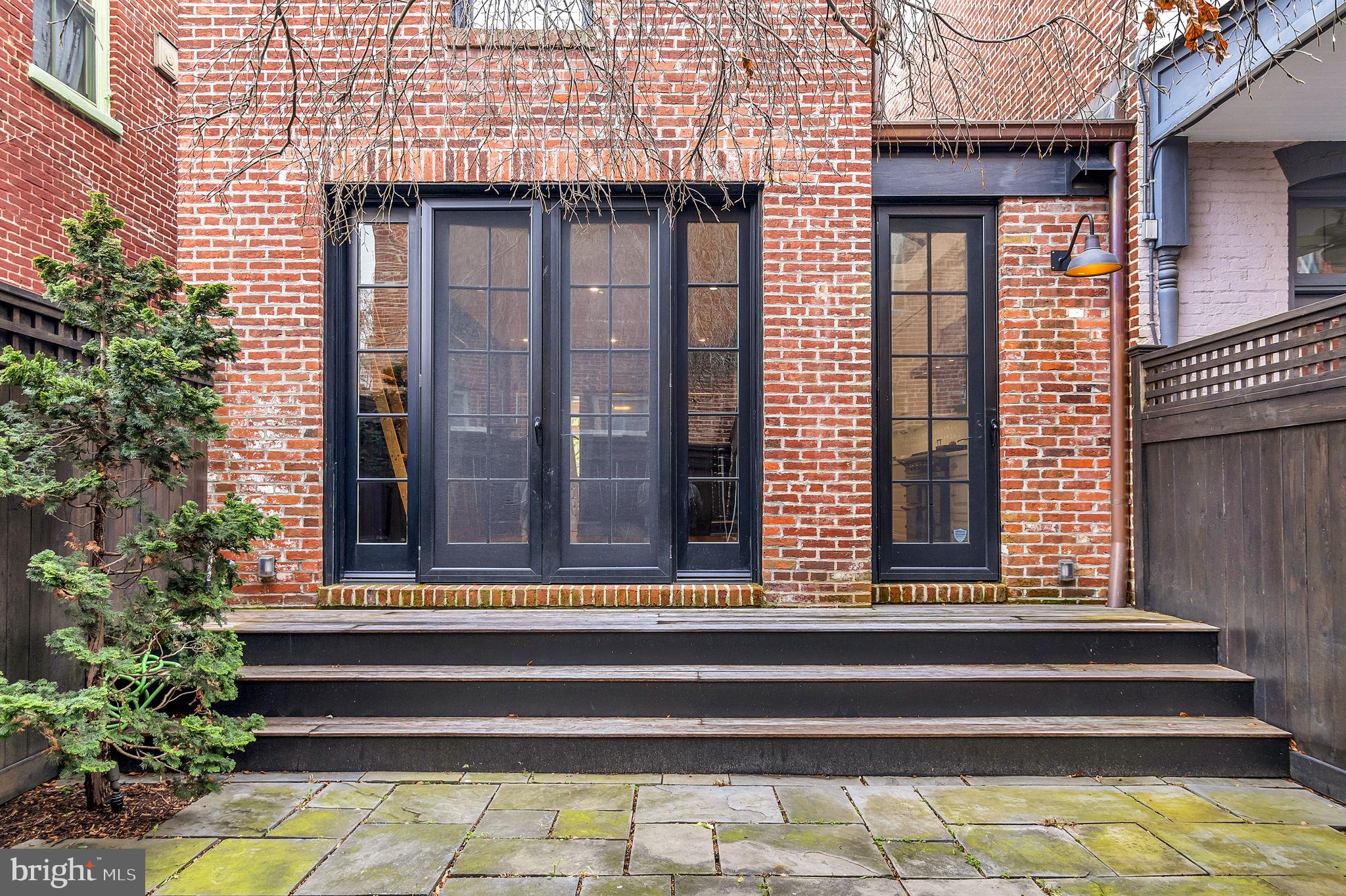 1102 E CAPITOL STREET NE