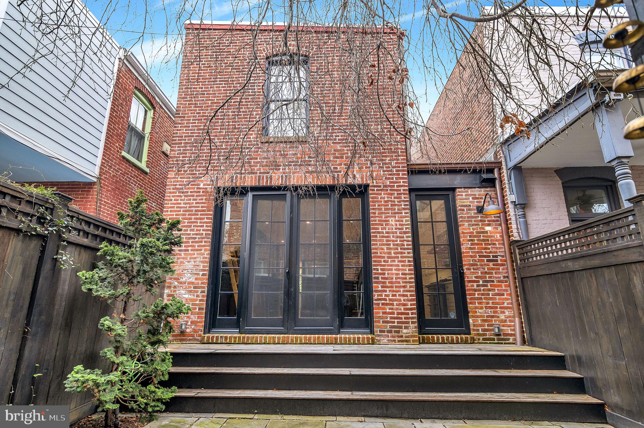 1102 E CAPITOL STREET NE