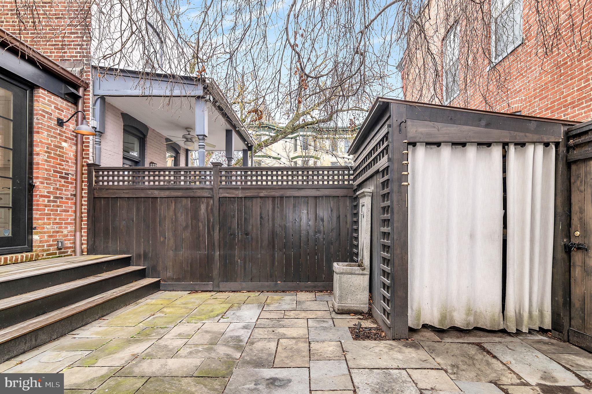 1102 E CAPITOL STREET NE