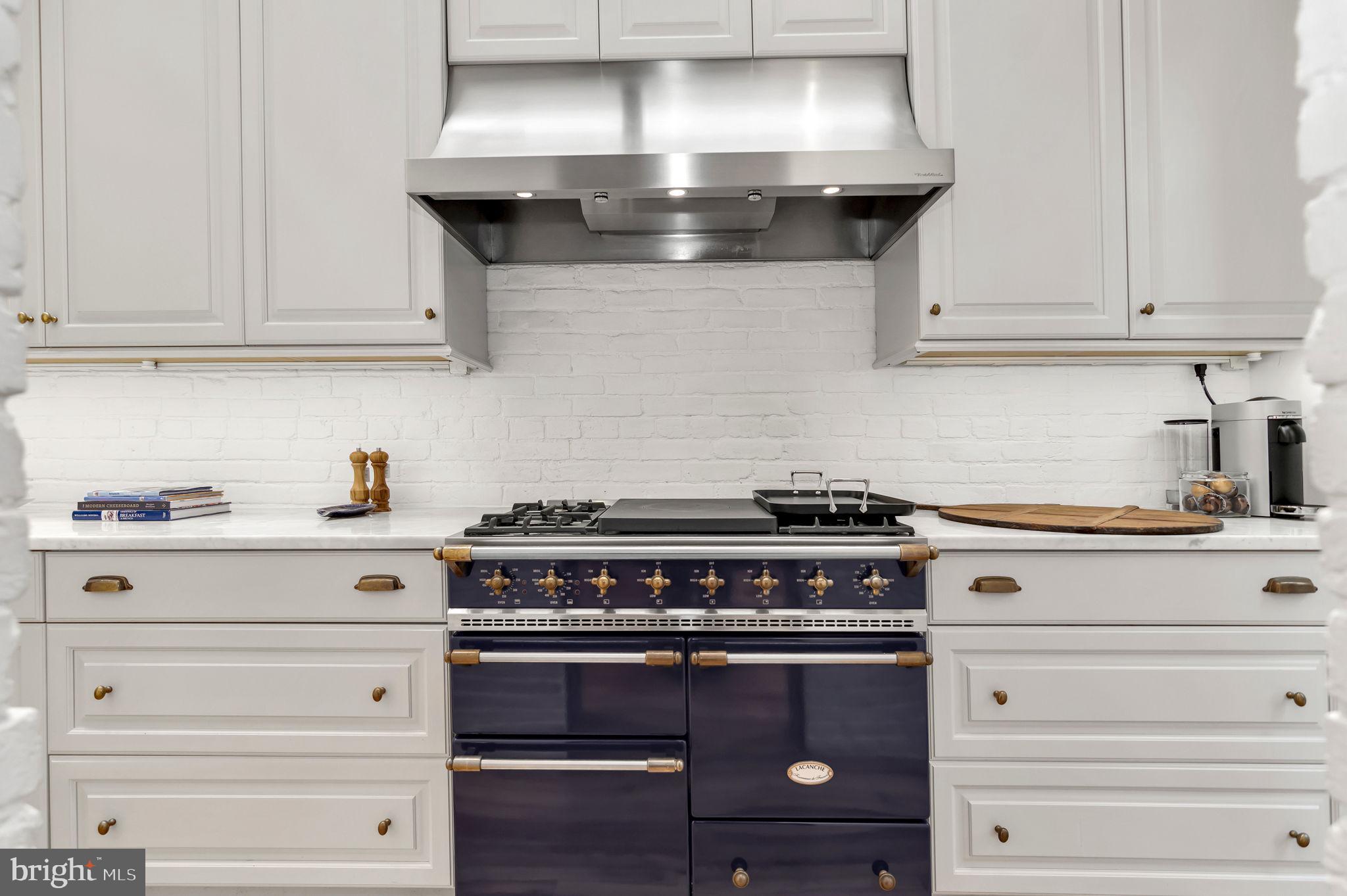 1102 E CAPITOL STREET NE