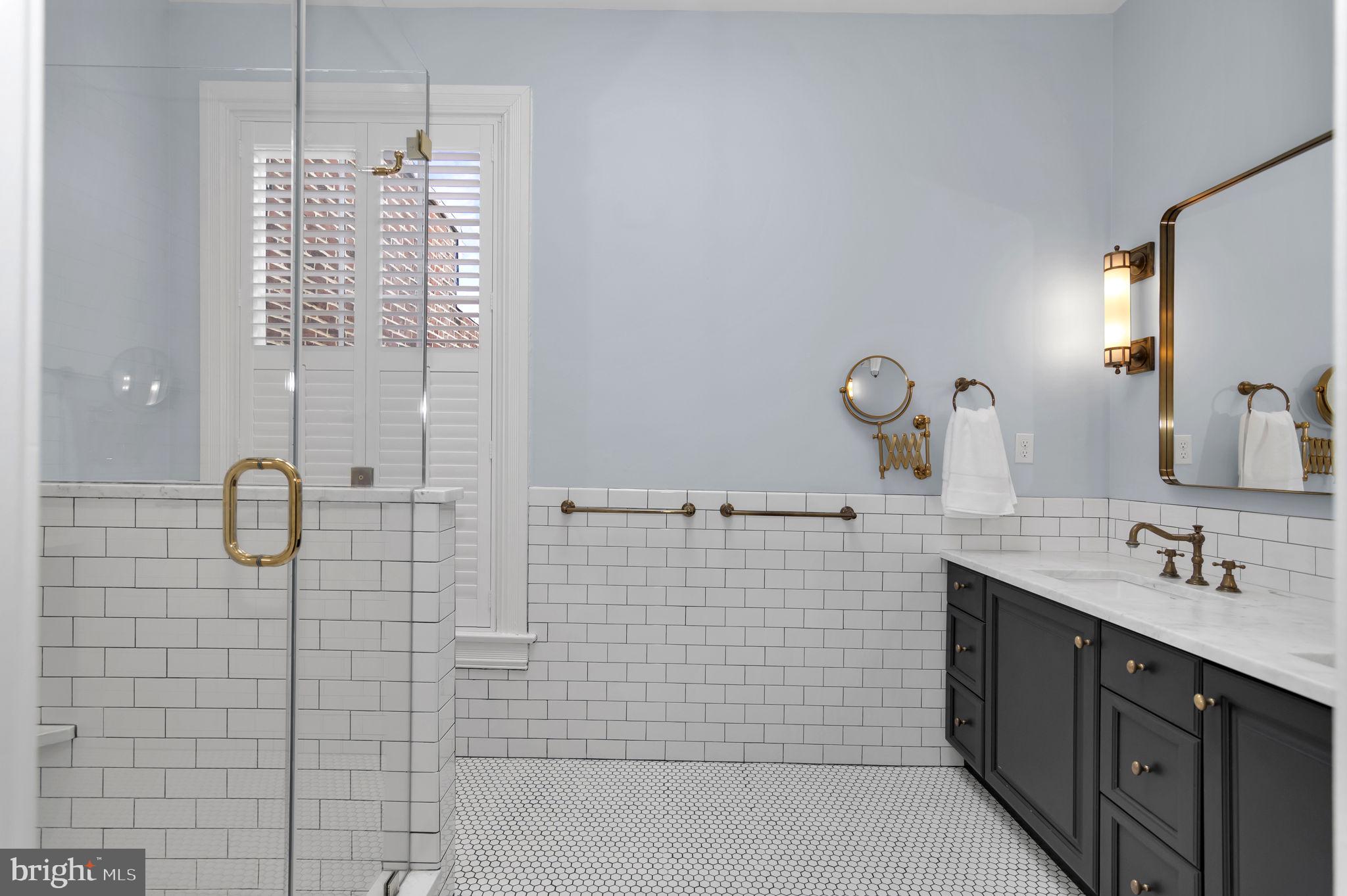 1102 E CAPITOL STREET NE