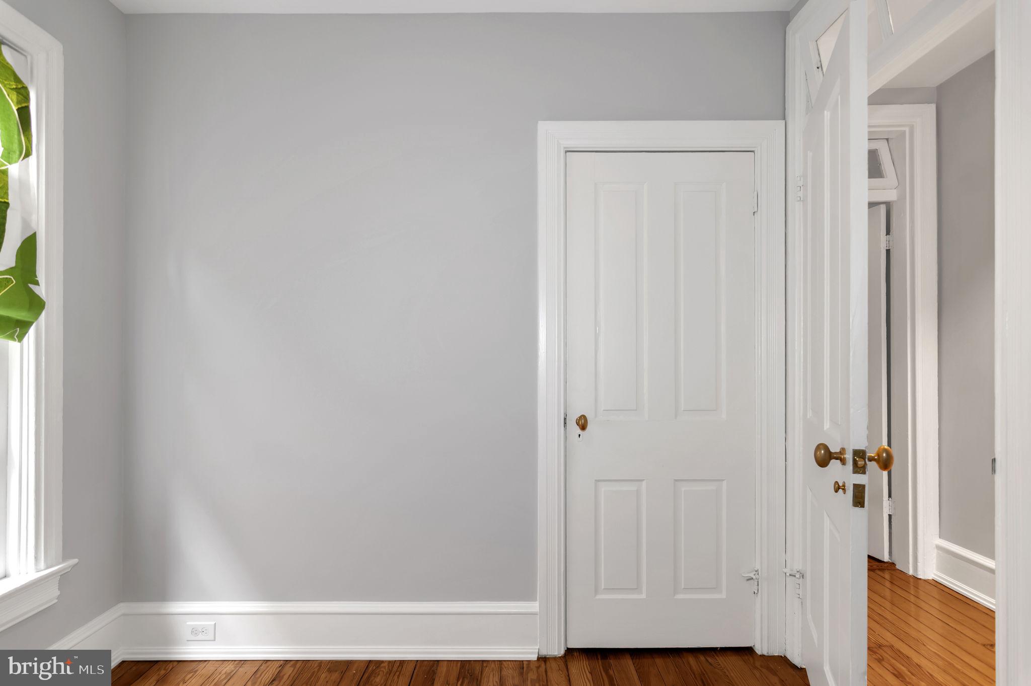 1102 E CAPITOL STREET NE