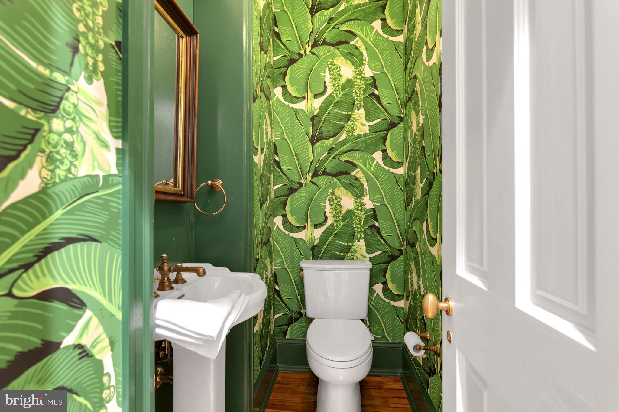 1102 E CAPITOL STREET NE