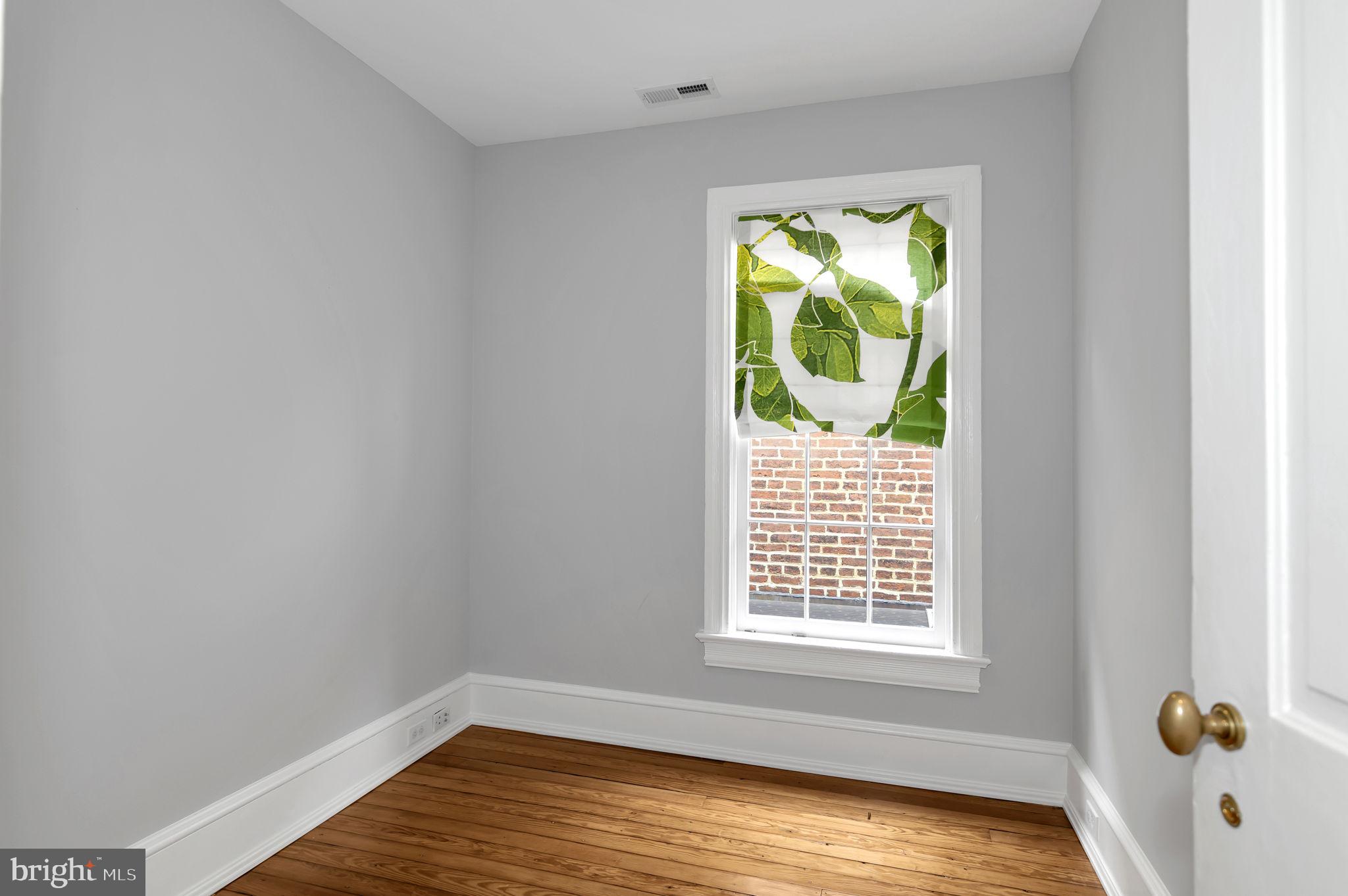 1102 E CAPITOL STREET NE