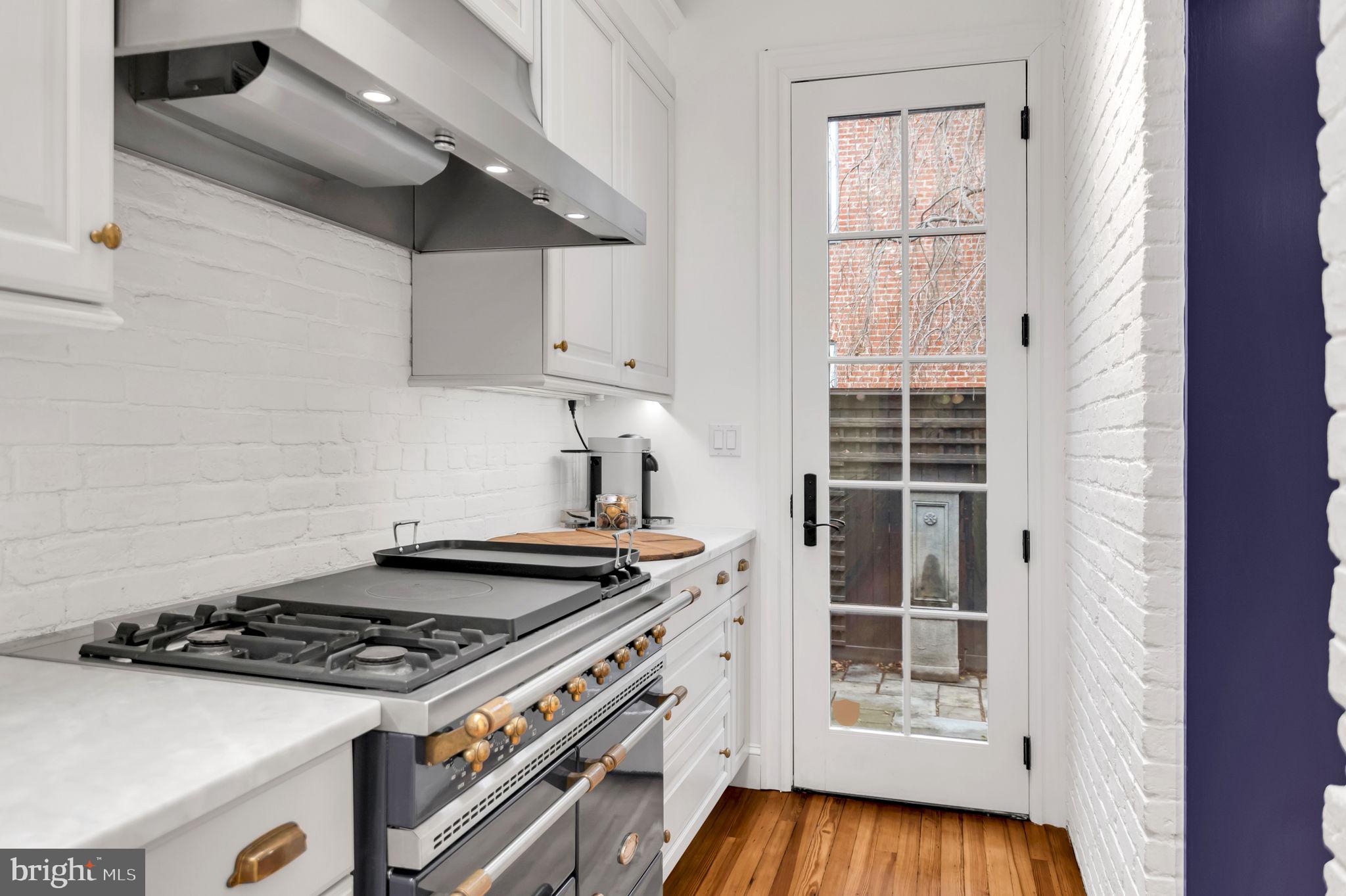 1102 E CAPITOL STREET NE