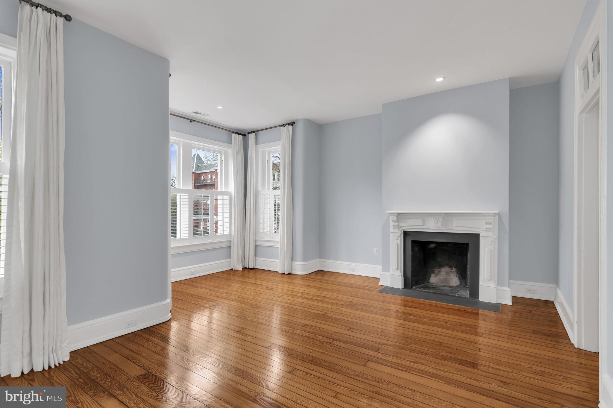 1102 E CAPITOL STREET NE