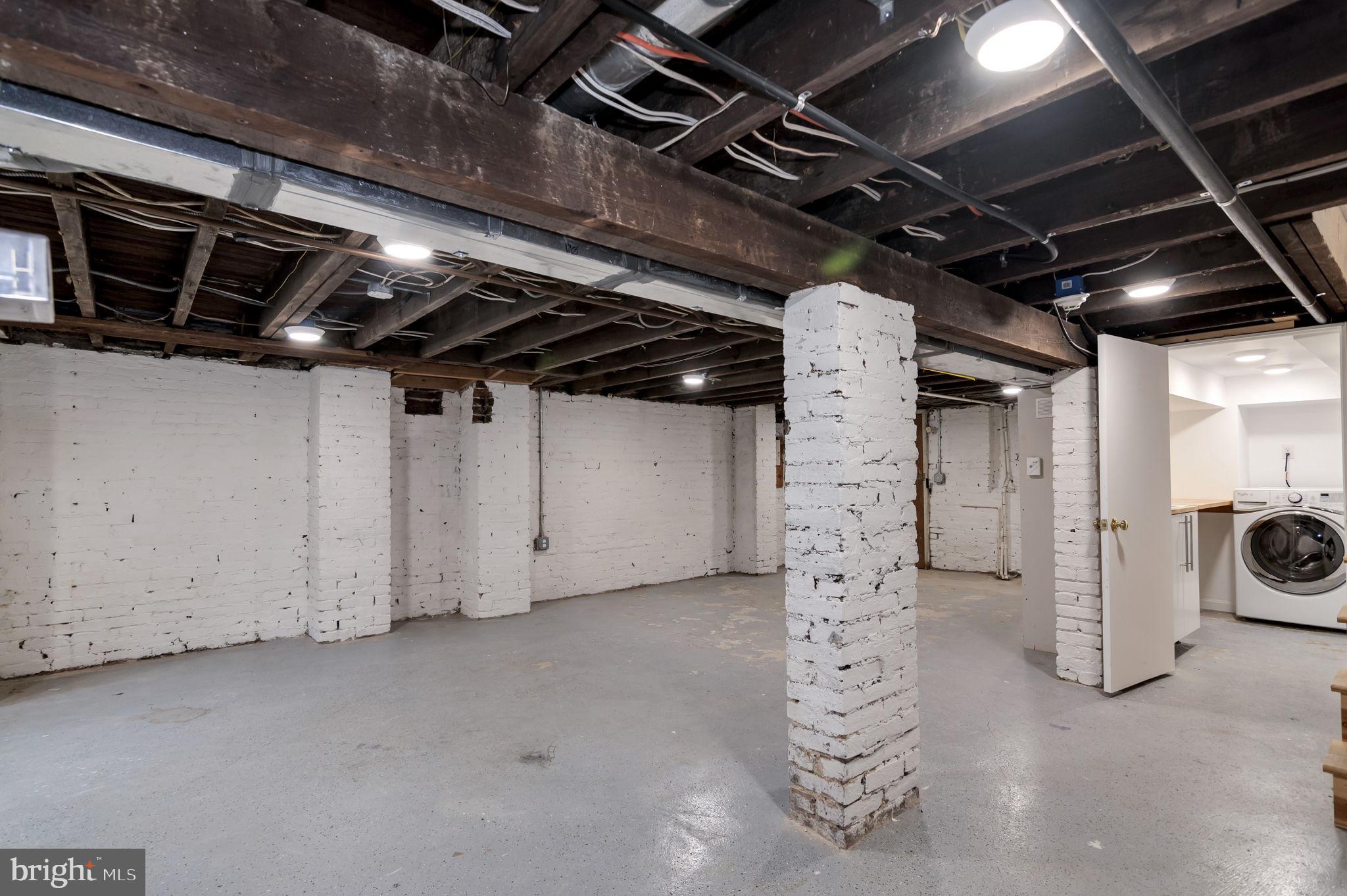 1102 E CAPITOL STREET NE