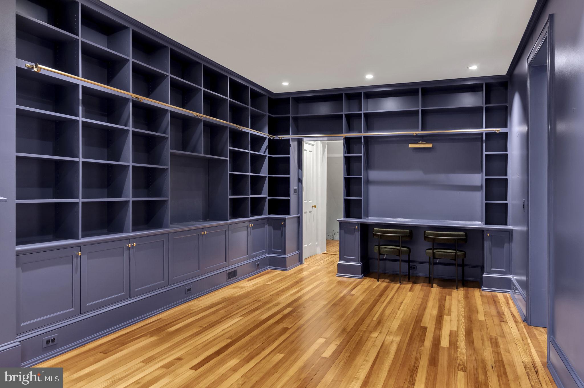 1102 E CAPITOL STREET NE