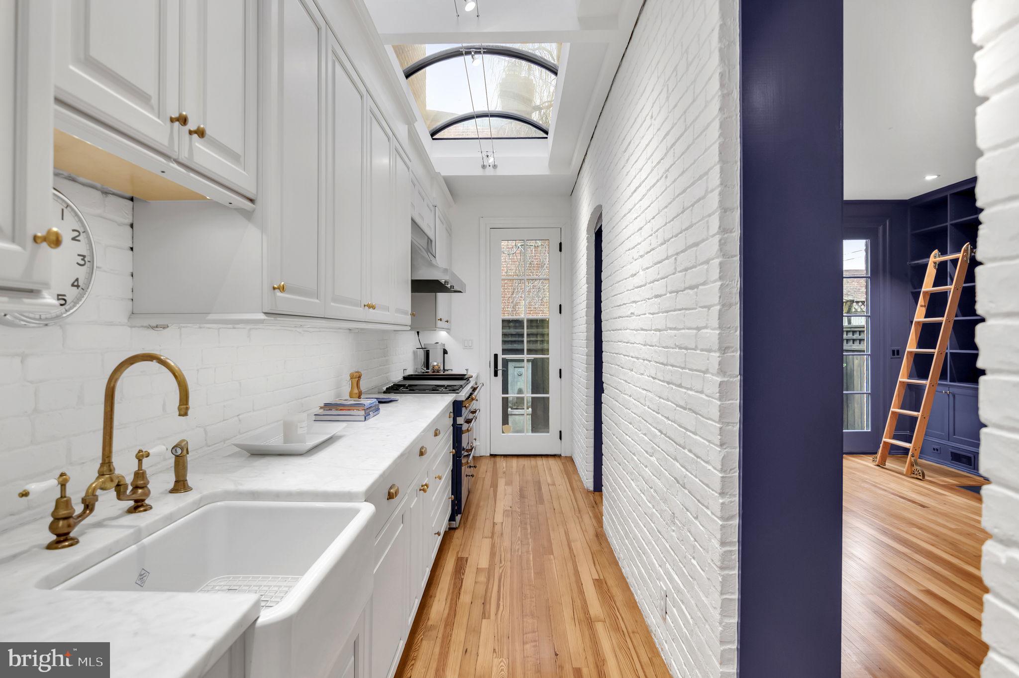 1102 E CAPITOL STREET NE