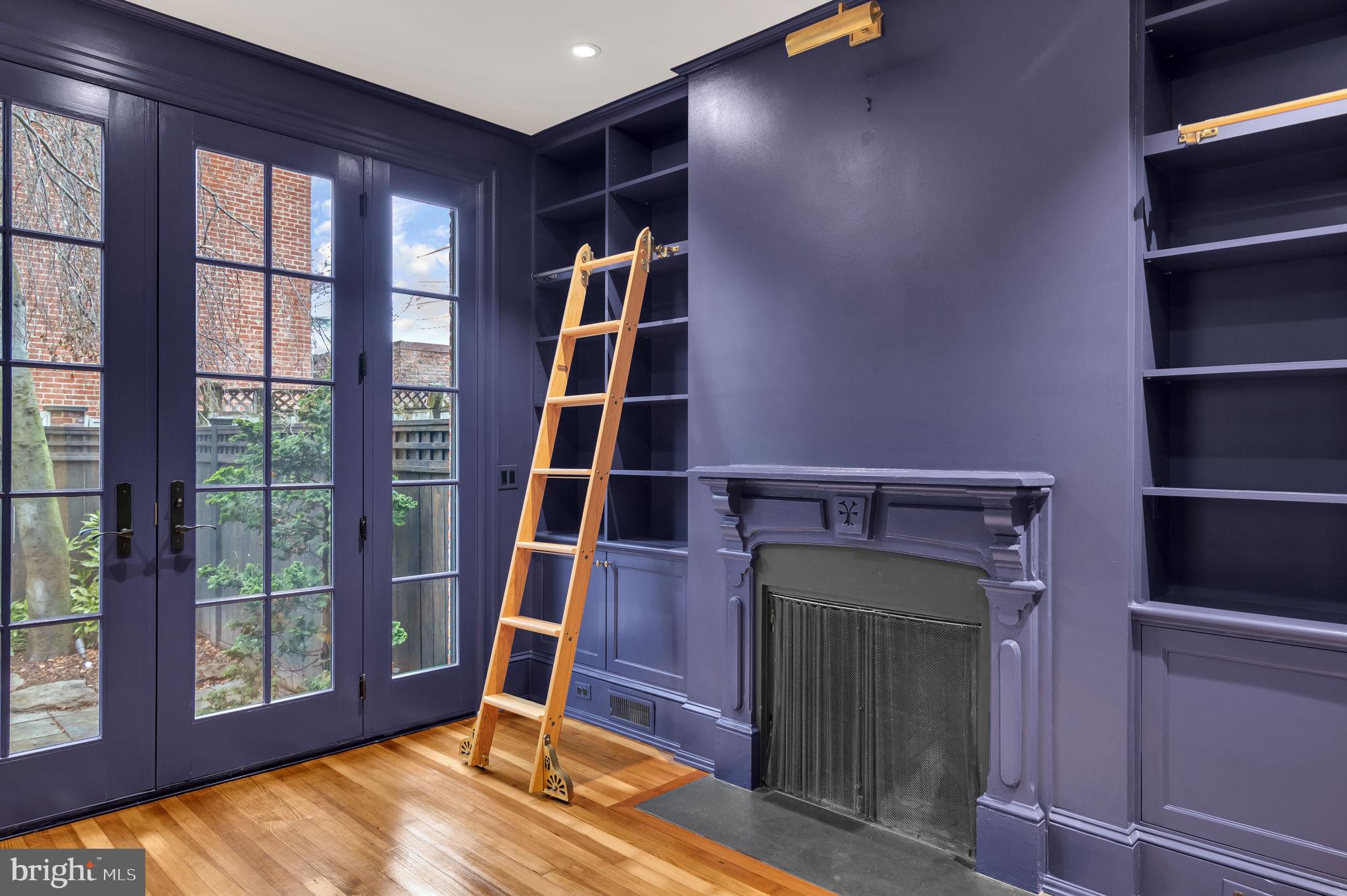 1102 E CAPITOL STREET NE