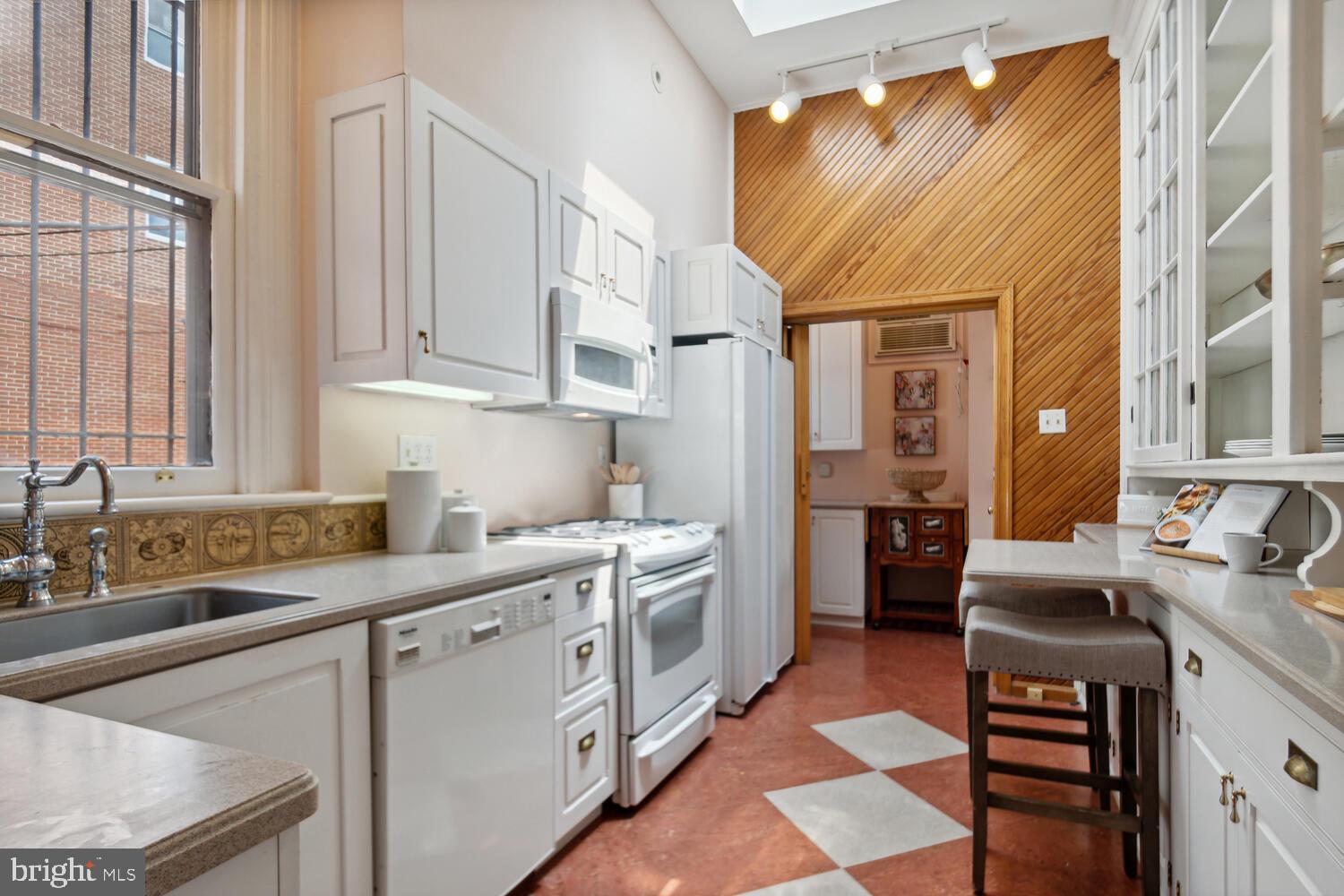 2010 HILLYER PLACE NW