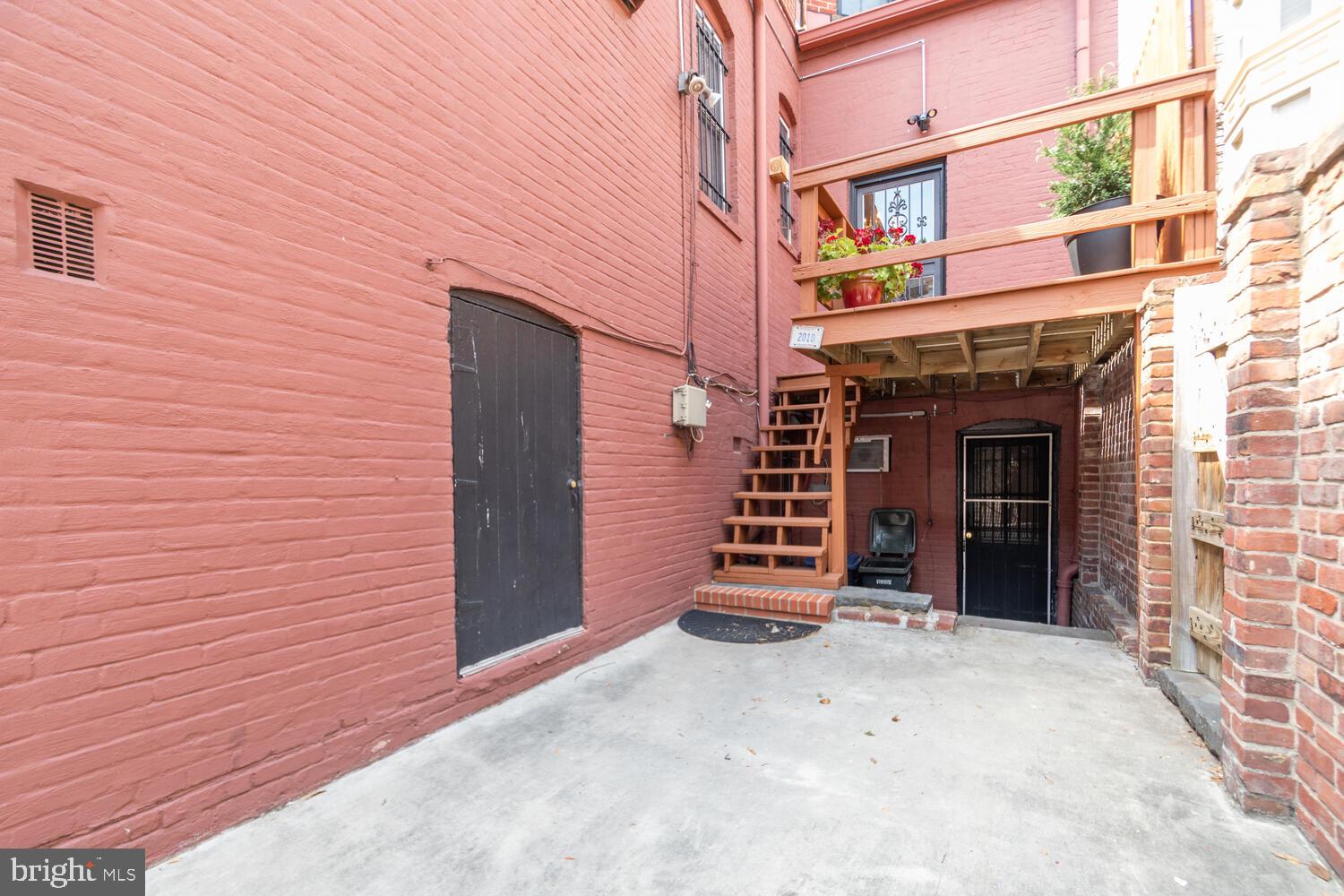 2010 HILLYER PLACE NW