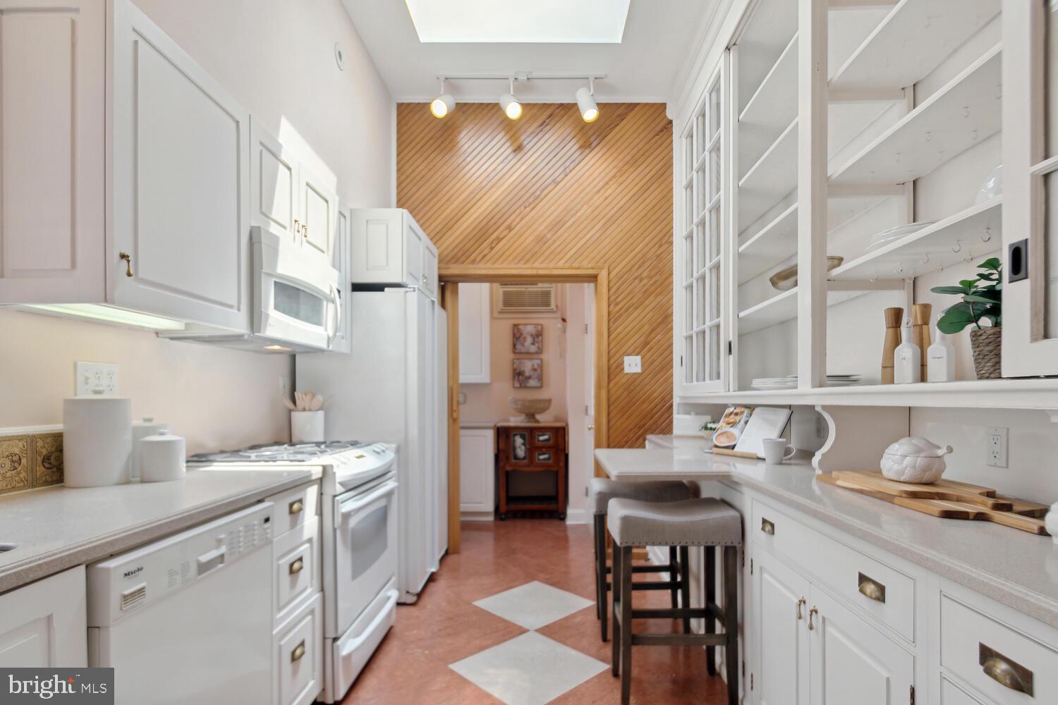 2010 HILLYER PLACE NW