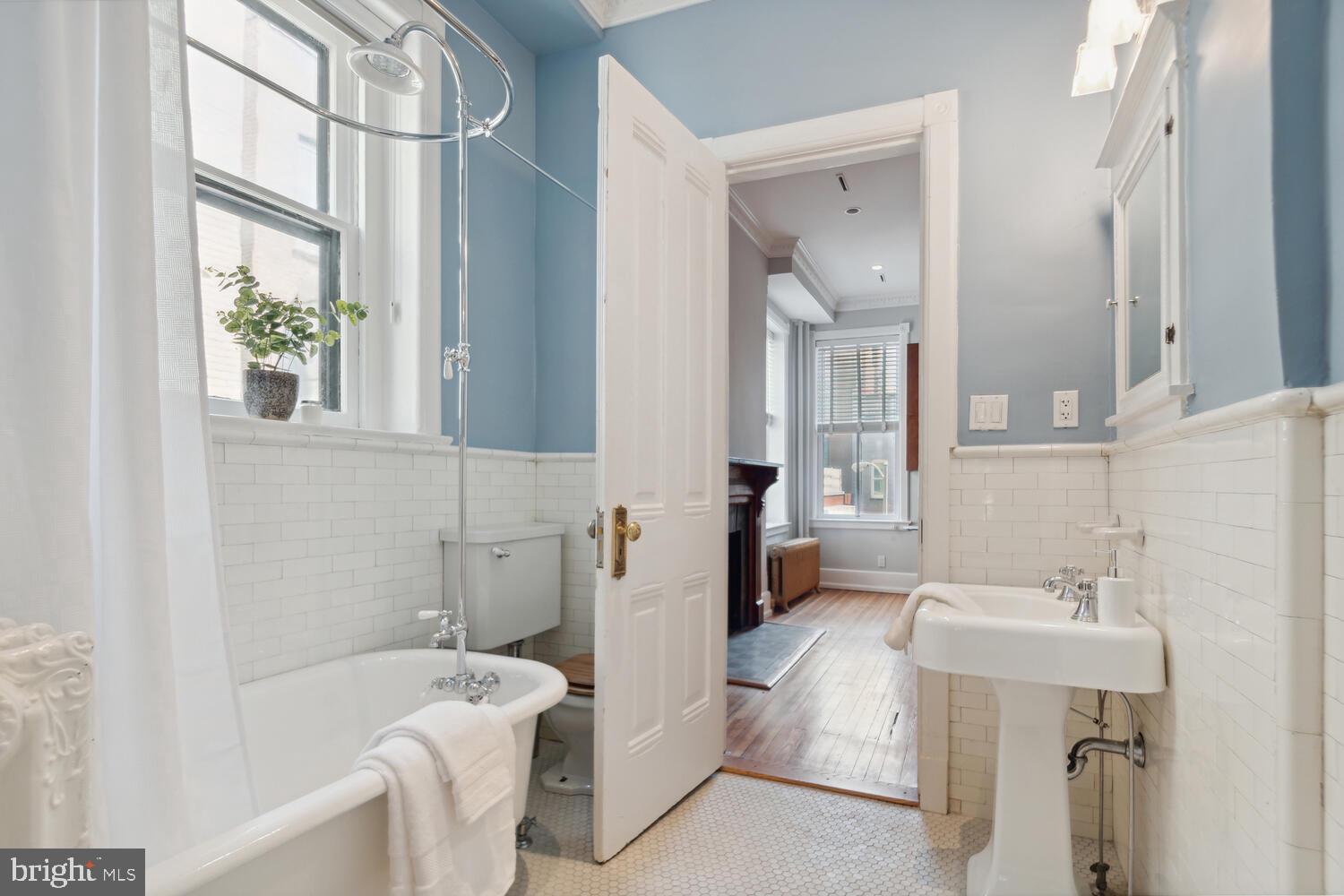 2010 HILLYER PLACE NW