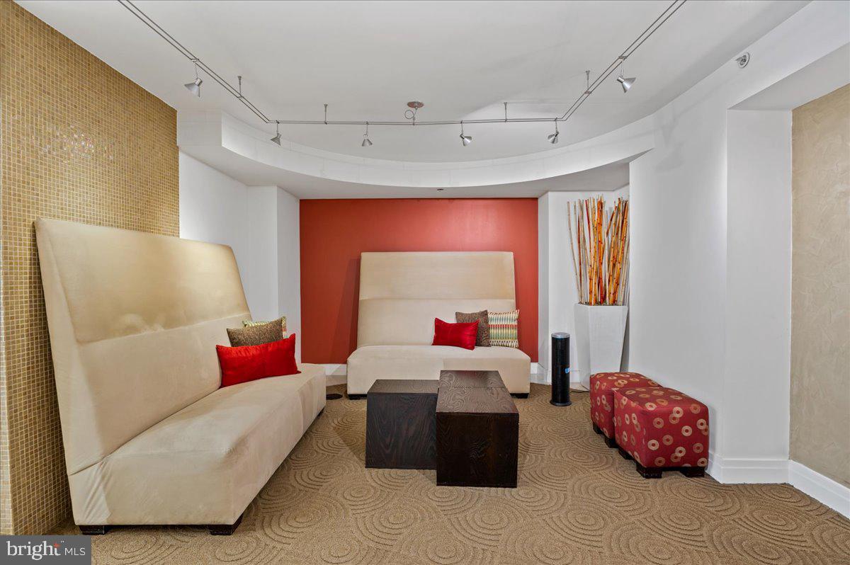 915 E STREET NW 1215