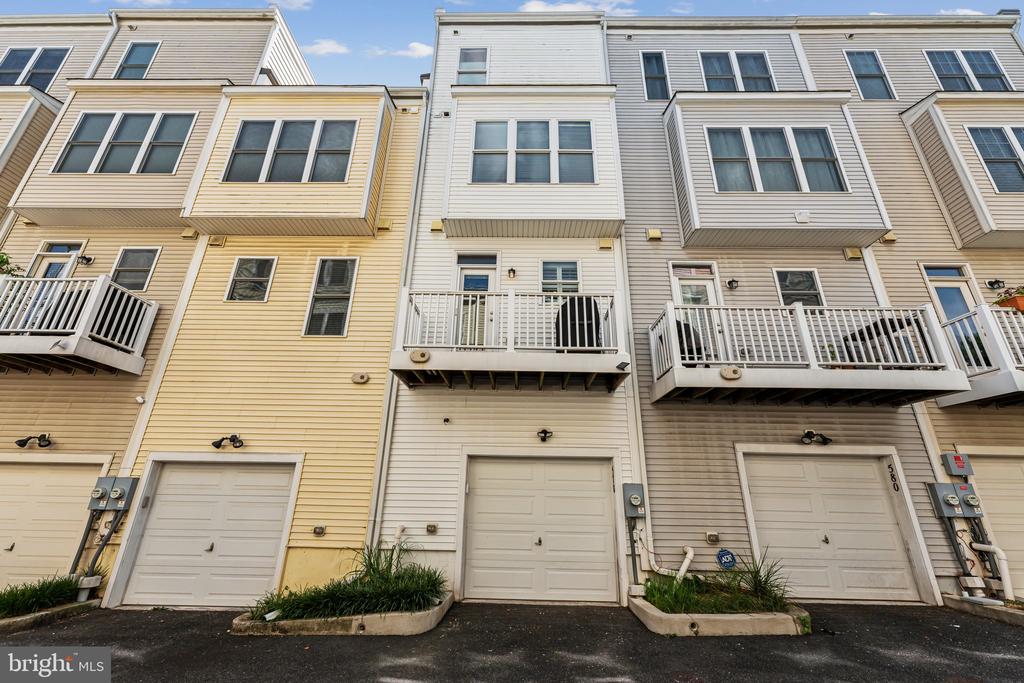 578 REGENT PLACE NE