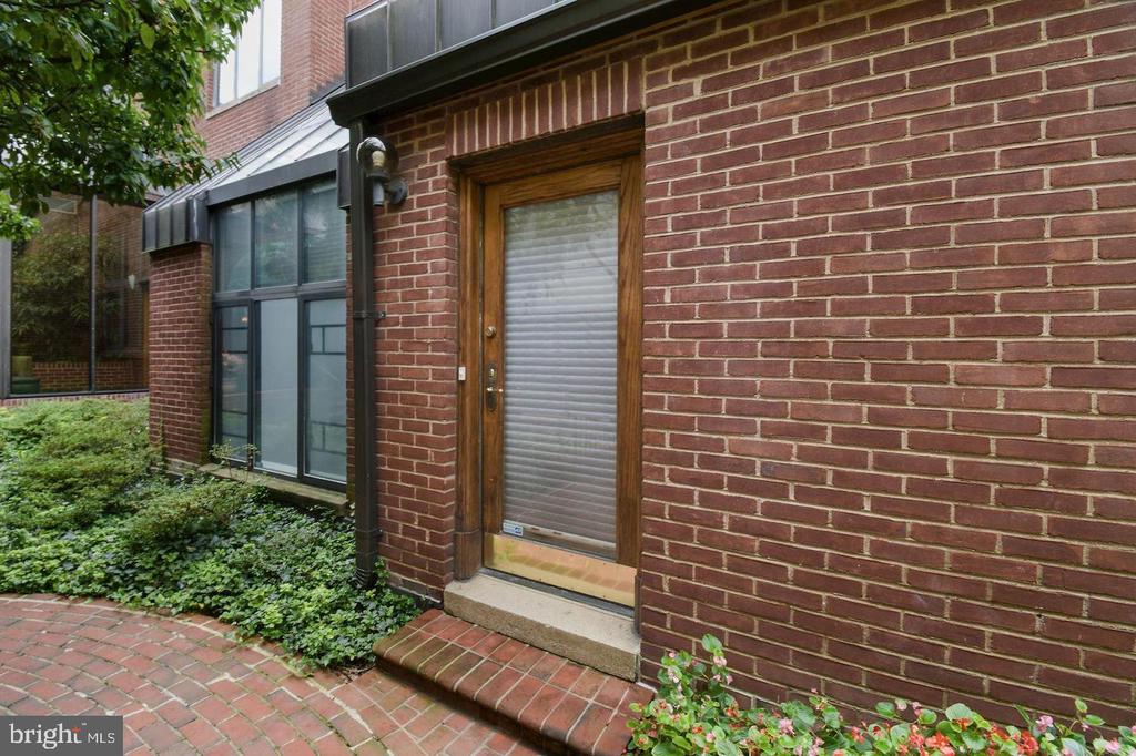 1080 WISCONSIN AVENUE NW 1016