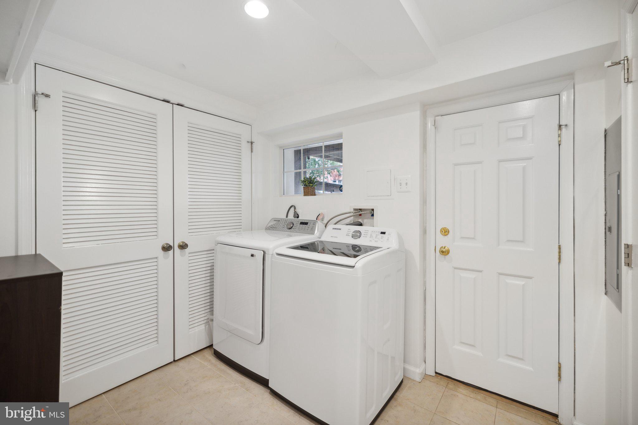 2221 39TH PLACE NW
