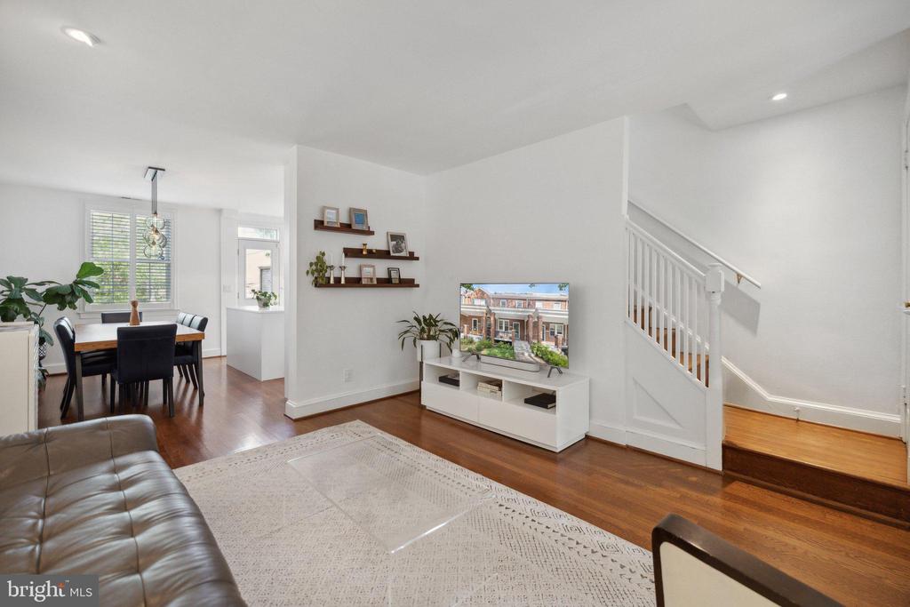 2221 39TH PLACE NW