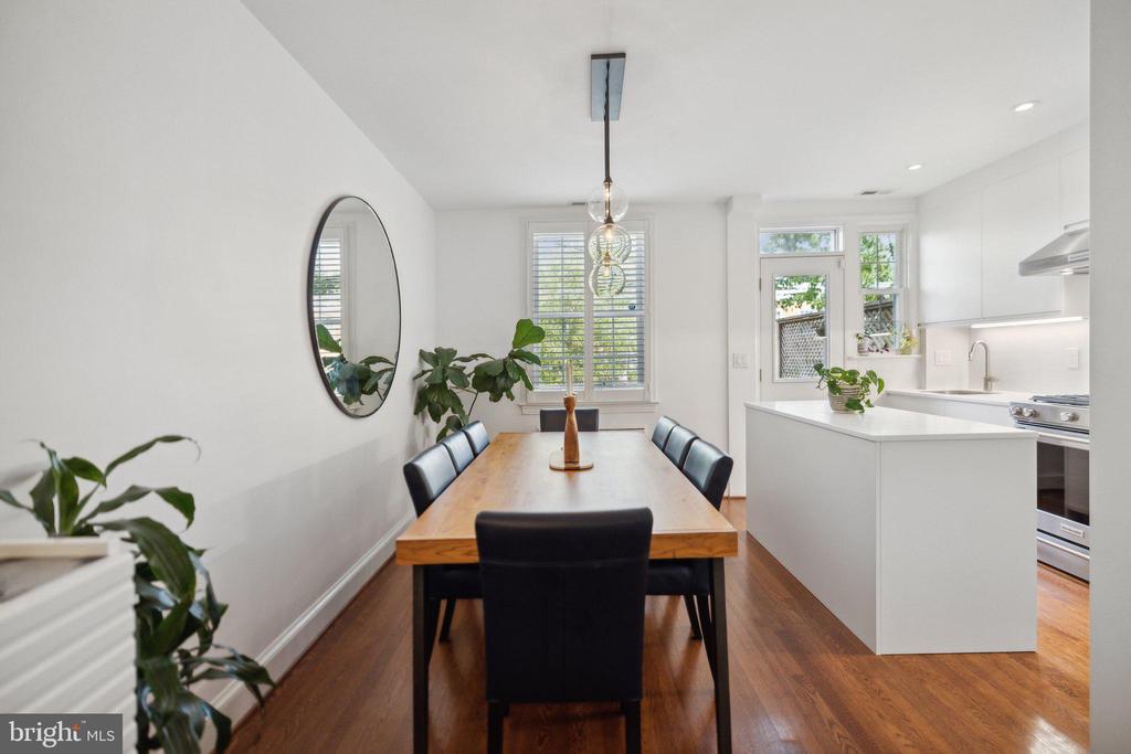 2221 39TH PLACE NW