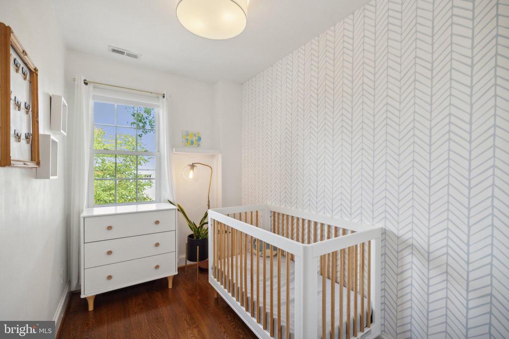 2221 39TH PLACE NW