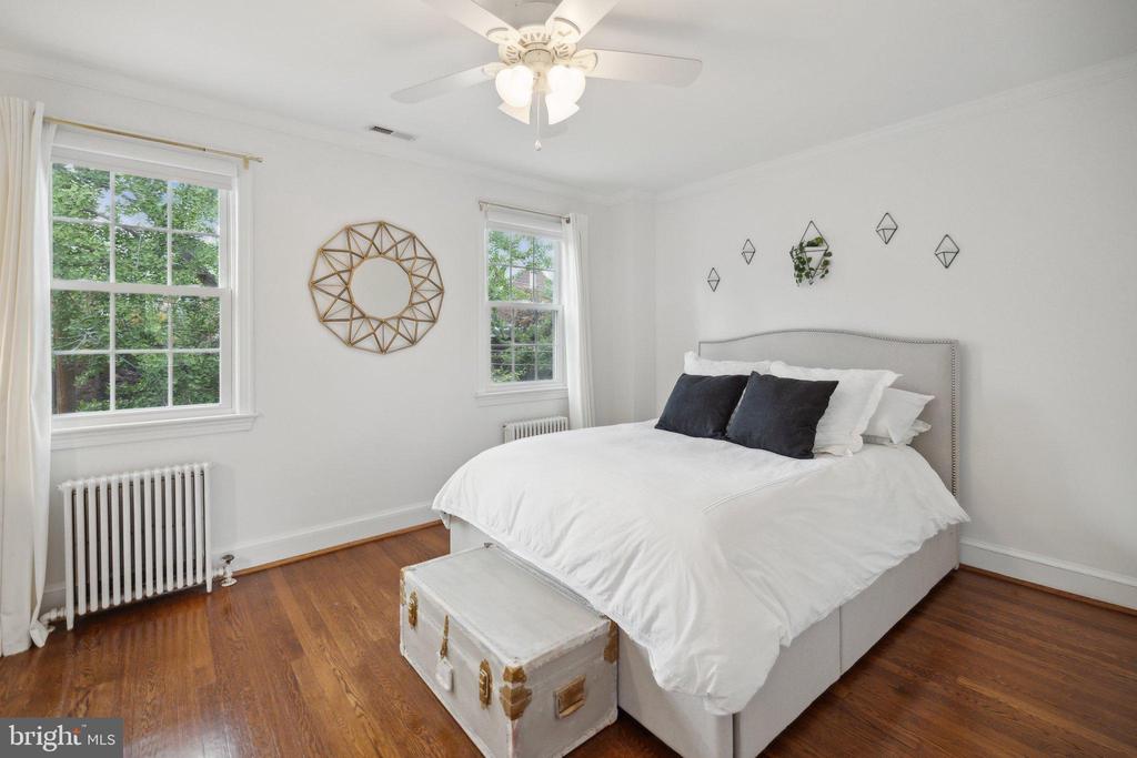 2221 39TH PLACE NW
