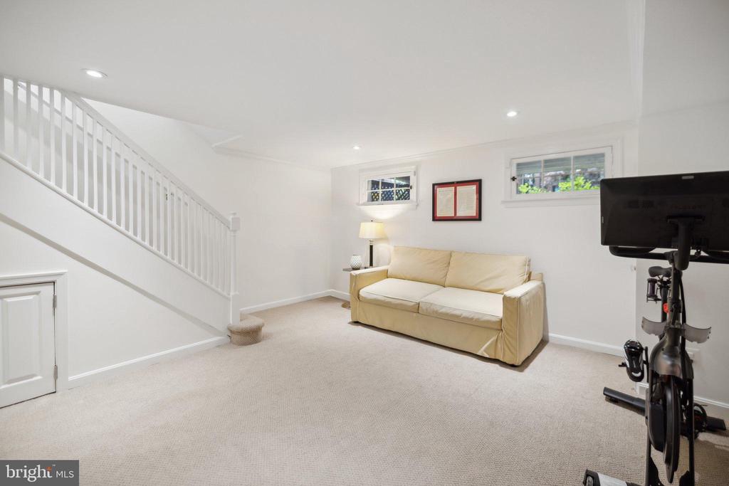 2221 39TH PLACE NW