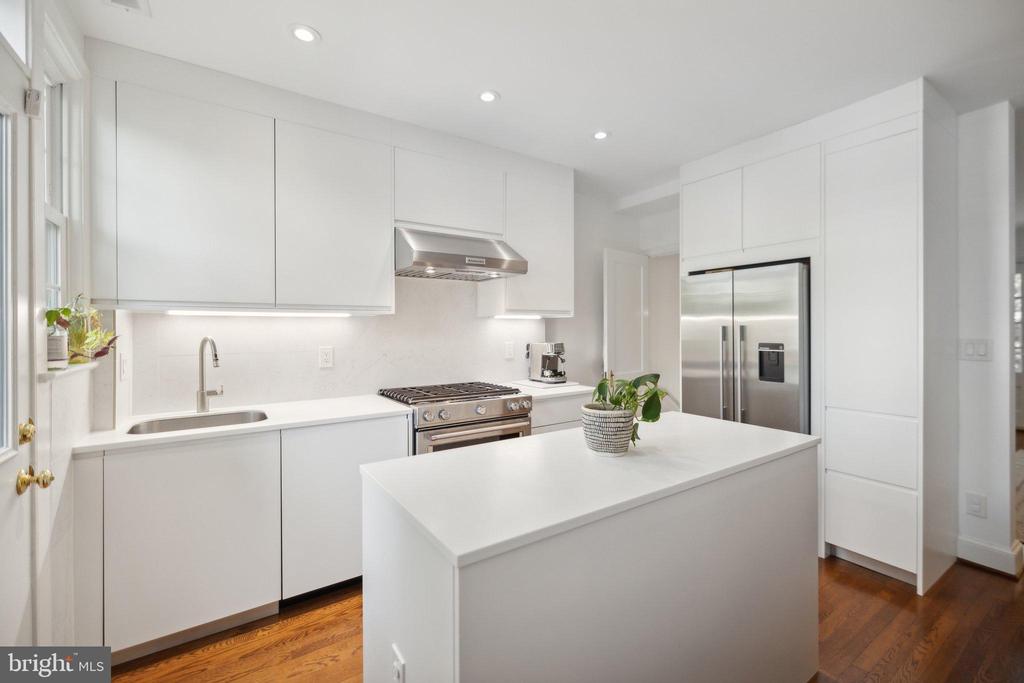 2221 39TH PLACE NW