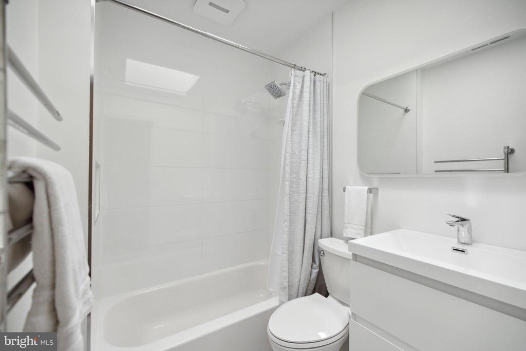 2221 39TH PLACE NW