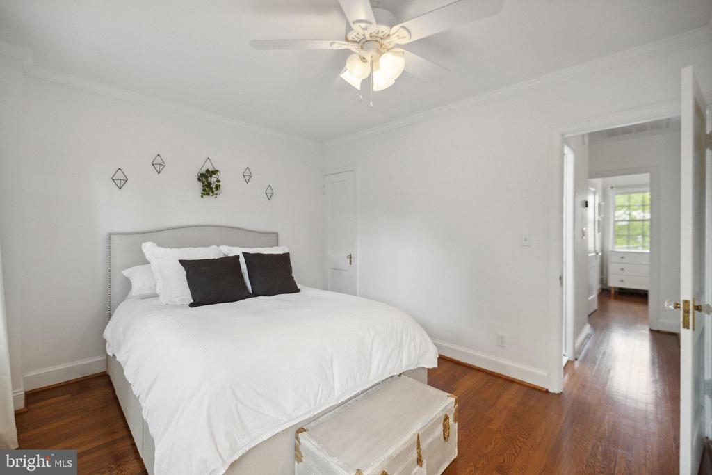 2221 39TH PLACE NW