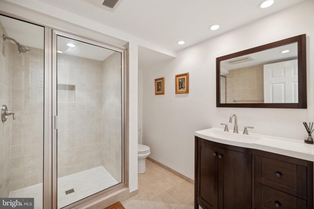 2221 39TH PLACE NW