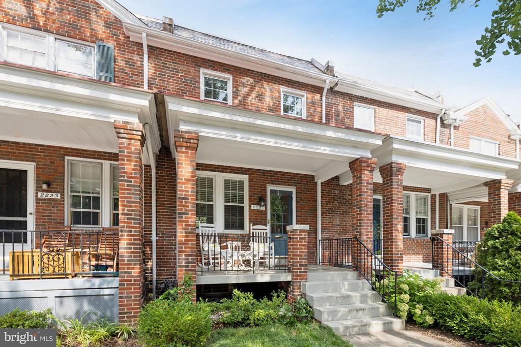 2221 39TH PLACE NW