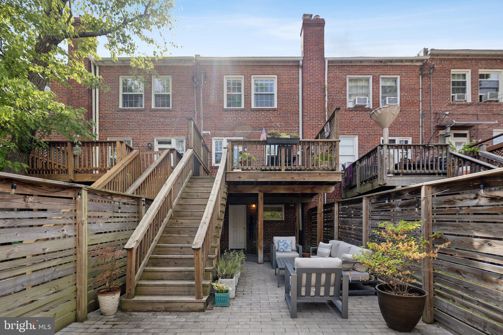 2221 39TH PLACE NW