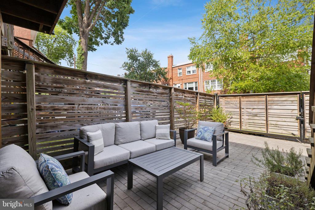 2221 39TH PLACE NW