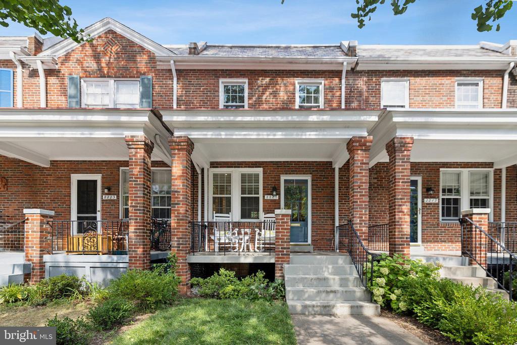 2221 39TH PLACE NW