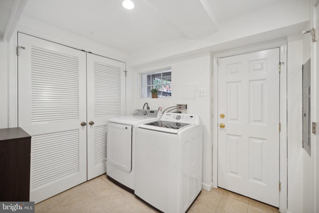 2221 39TH PLACE NW