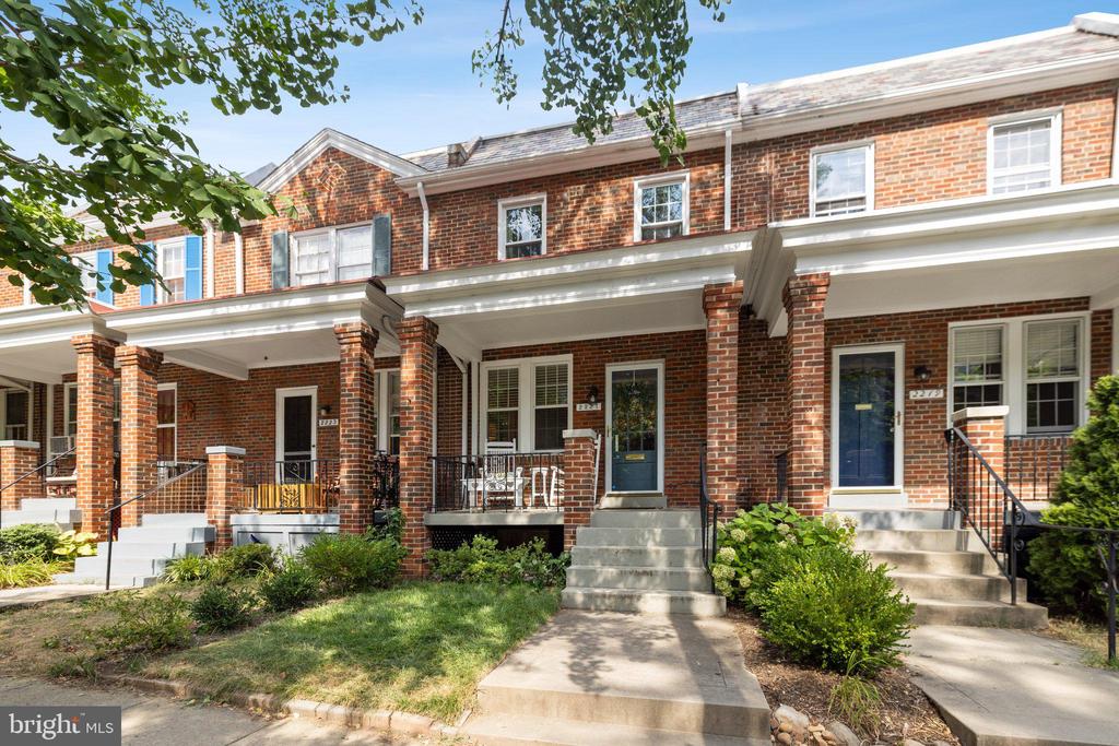 2221 39TH PLACE NW