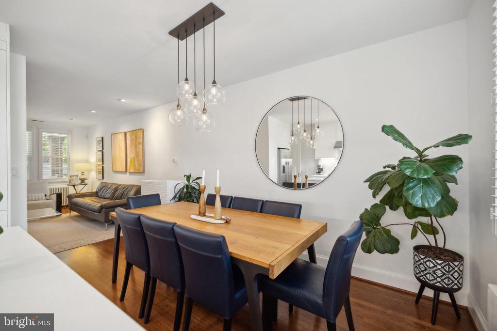 2221 39TH PLACE NW