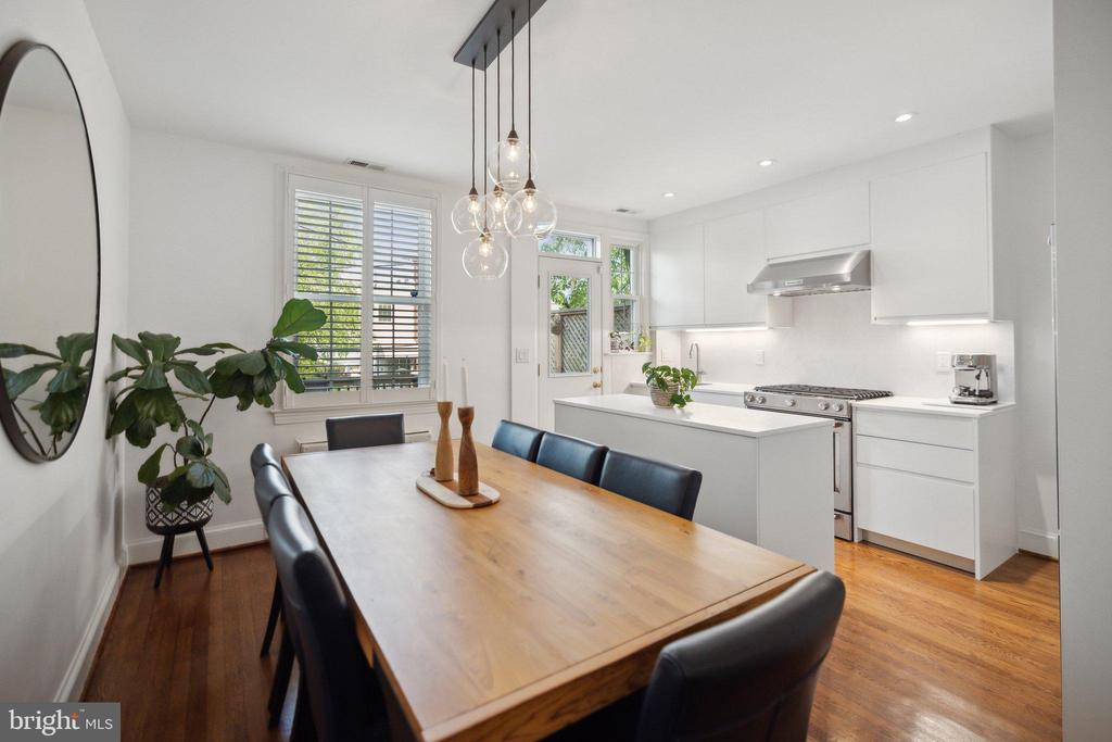 2221 39TH PLACE NW