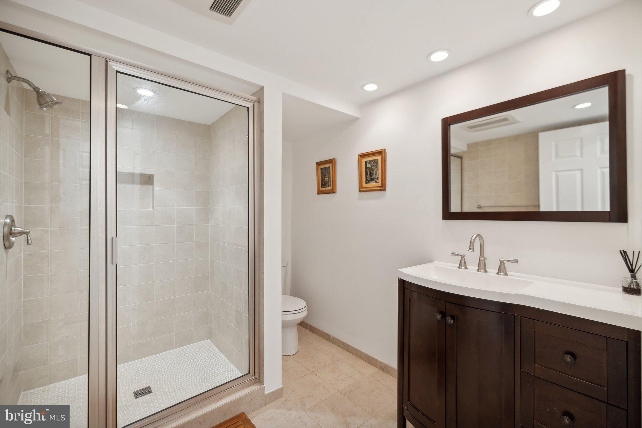 2221 39TH PLACE NW