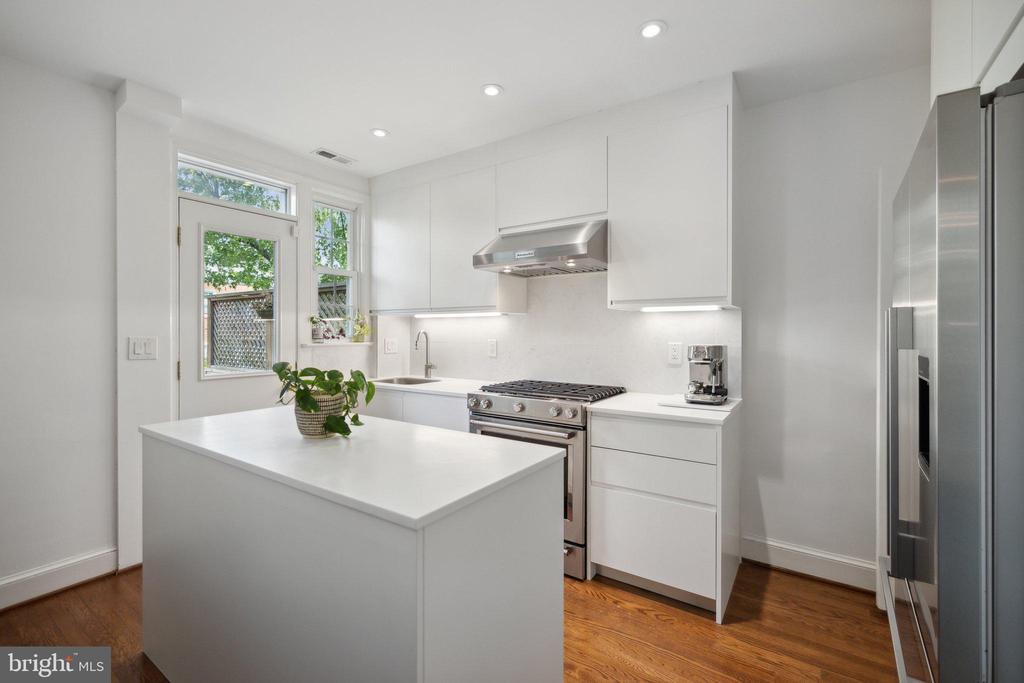 2221 39TH PLACE NW