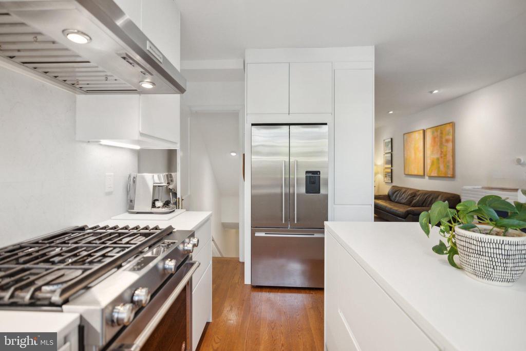 2221 39TH PLACE NW